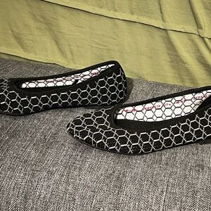 Sketchers Black and White Women's size 7 memory foam, stretch fit Flats
